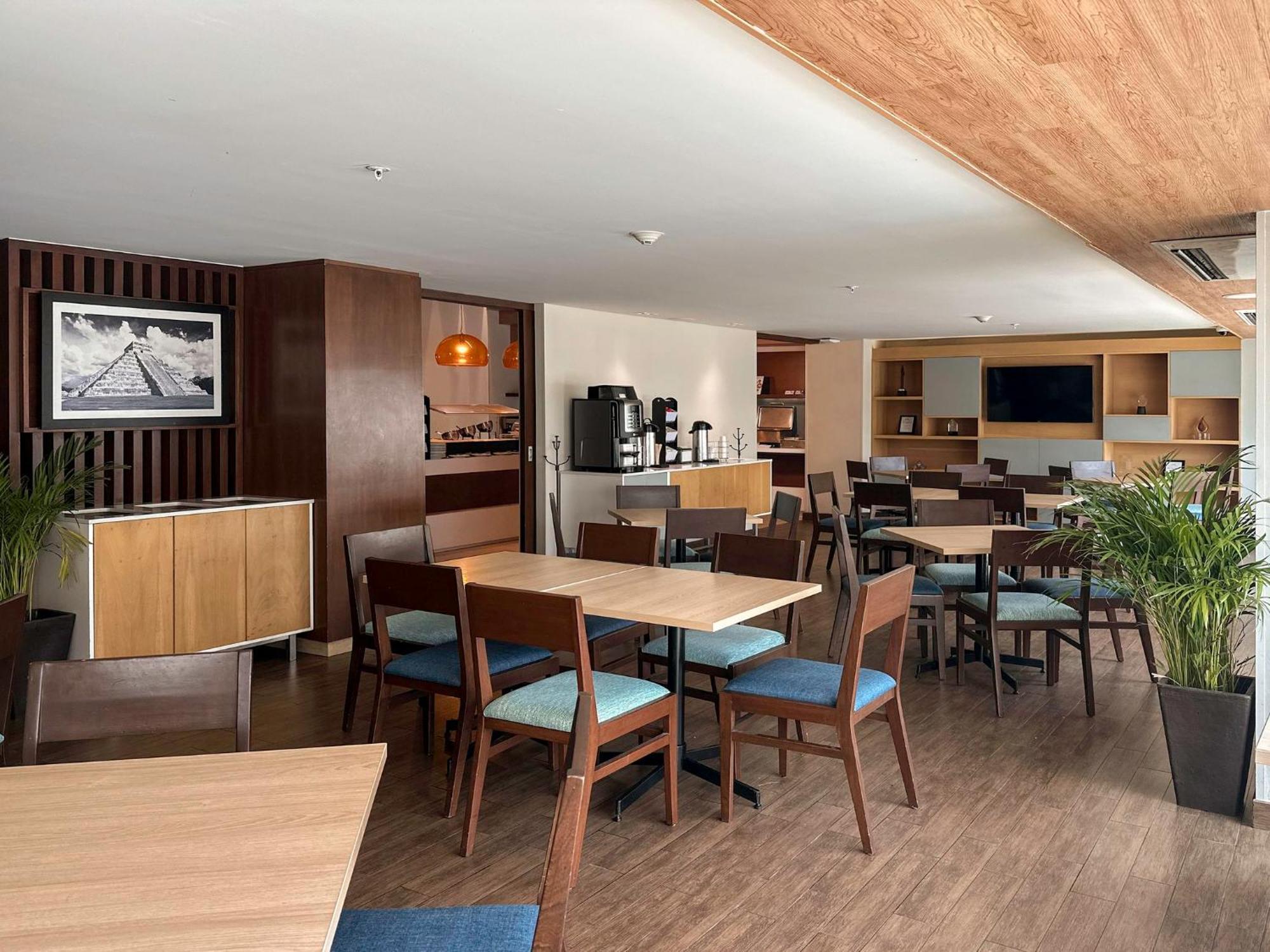 Holiday Inn Express Merida By Ihg Exterior photo