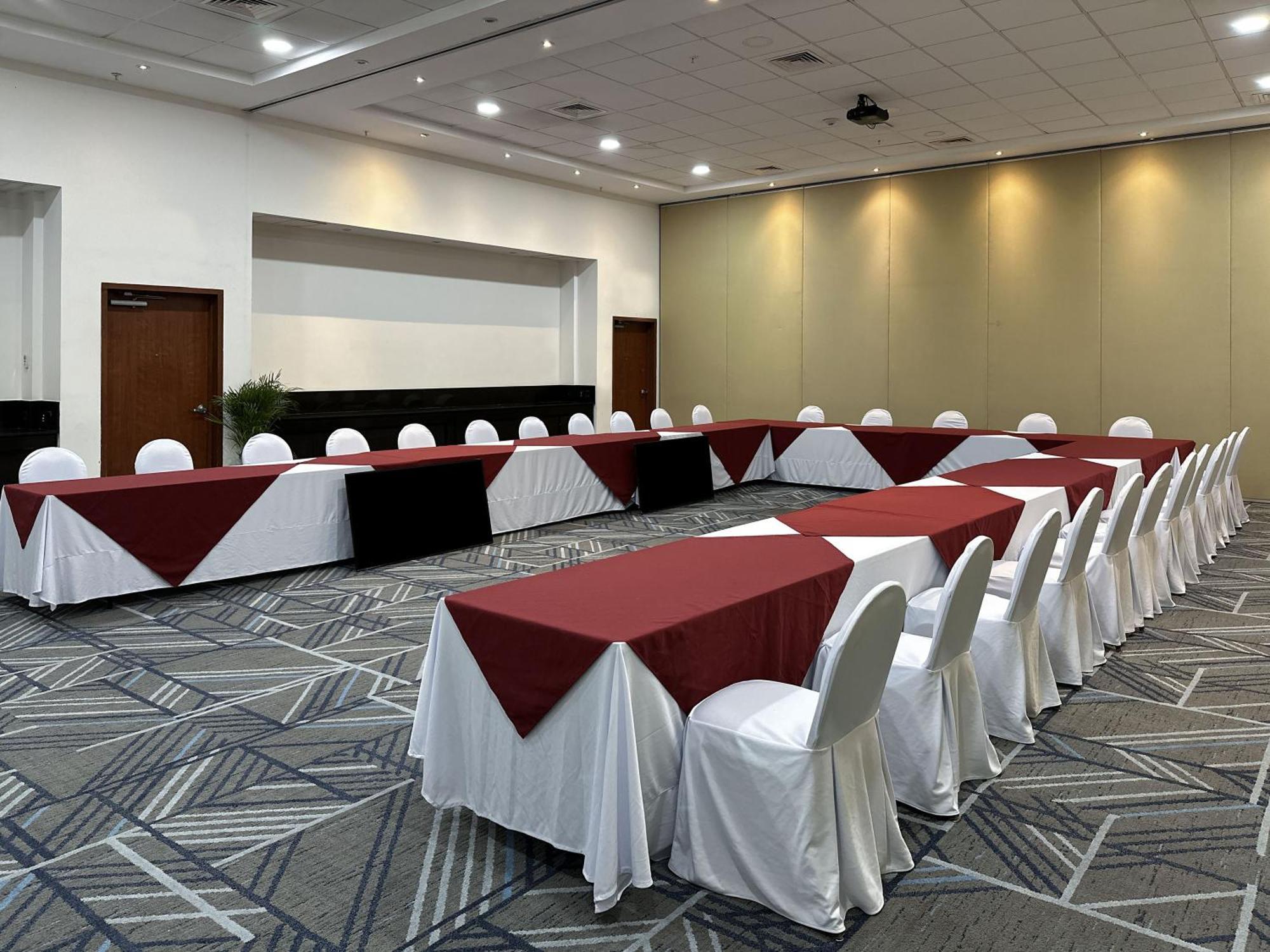 Holiday Inn Express Merida By Ihg Exterior photo