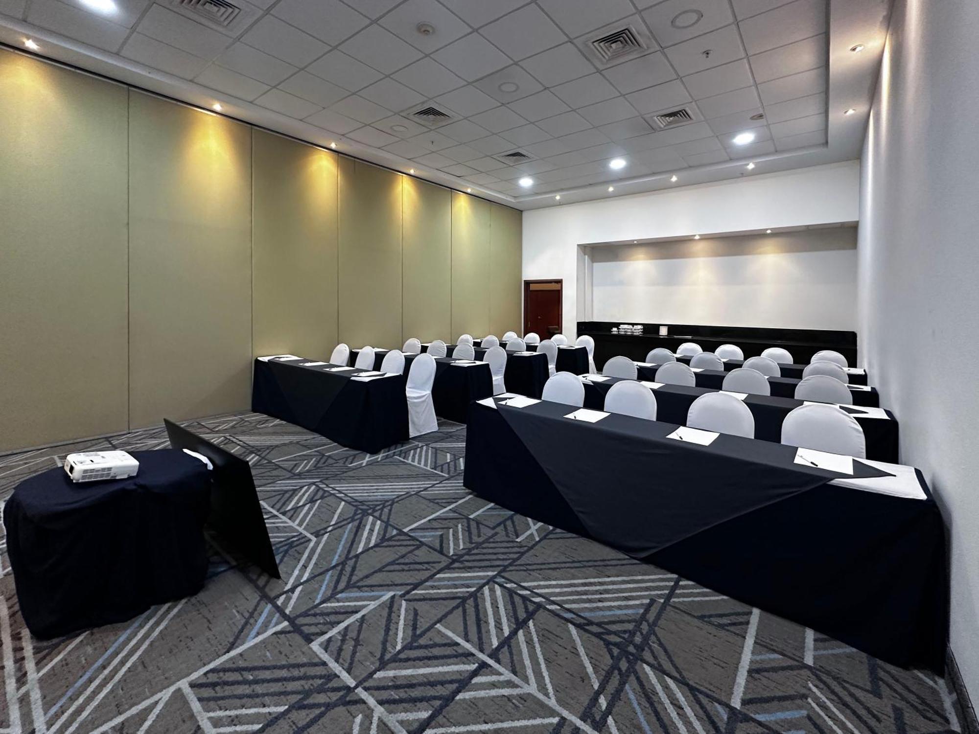 Holiday Inn Express Merida By Ihg Exterior photo