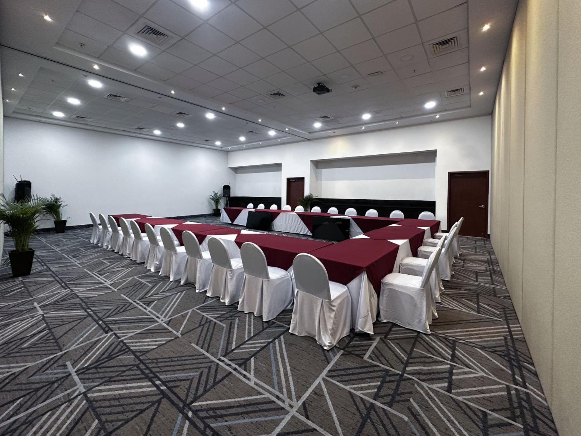 Holiday Inn Express Merida By Ihg Exterior photo